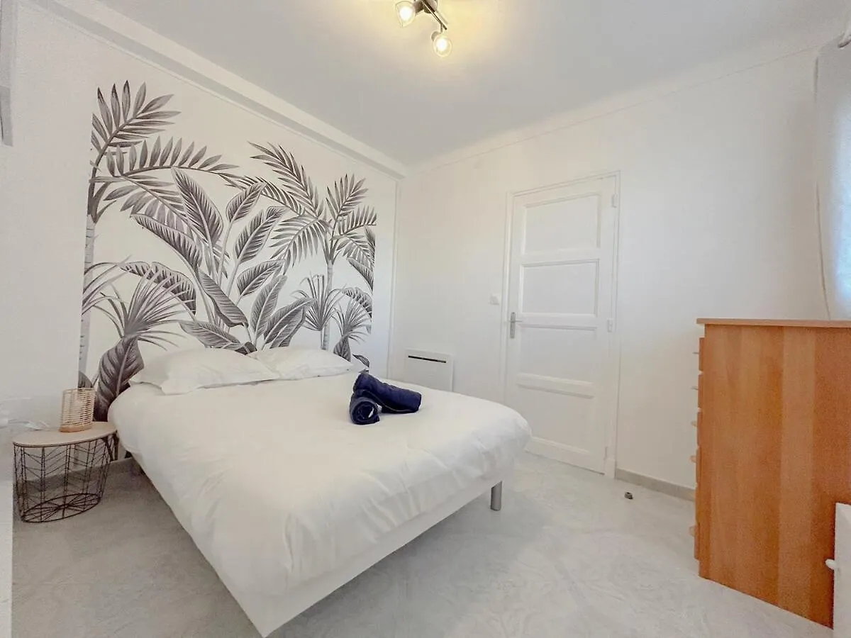 Apartment Face A La Mer, T3 Avec Terrasse Et Parking Prive Frejus
