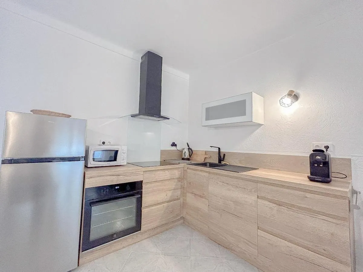 Apartment Face A La Mer, T3 Avec Terrasse Et Parking Prive Frejus France